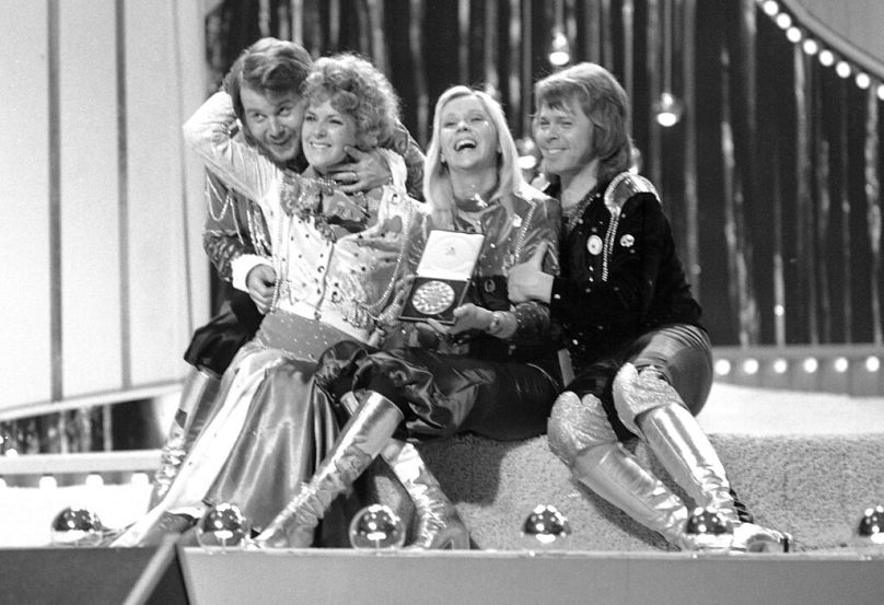 Le groupe pop suédois ABBA célèbre sa victoire au Concours Eurovision de la chanson 1974 sur scène au Brighton Dome en Angleterre.