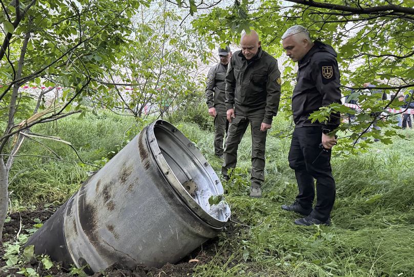 des responsables de la ville examinent un fragment de missile après l'attaque de missile russe qui a tué plusieurs personnes et en a blessé plusieurs autres à Odessa, le 29 avril 2024