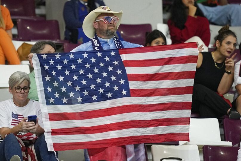 Un fan américain brandit un drapeau de son pays avant le début du match de Coupe du monde entre les Pays-Bas et les États-Unis, à Doha, en décembre 2022.