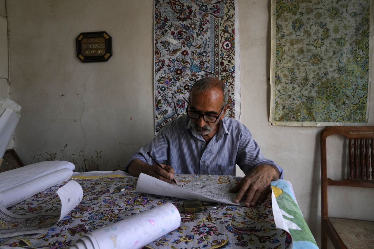 Le créateur de tapis iranien Javad Amorzesh, l'un des rares artistes de la vieille école de Kashan, travaille dans son atelier du bazar traditionnel de la ville de Kashan, en Iran.