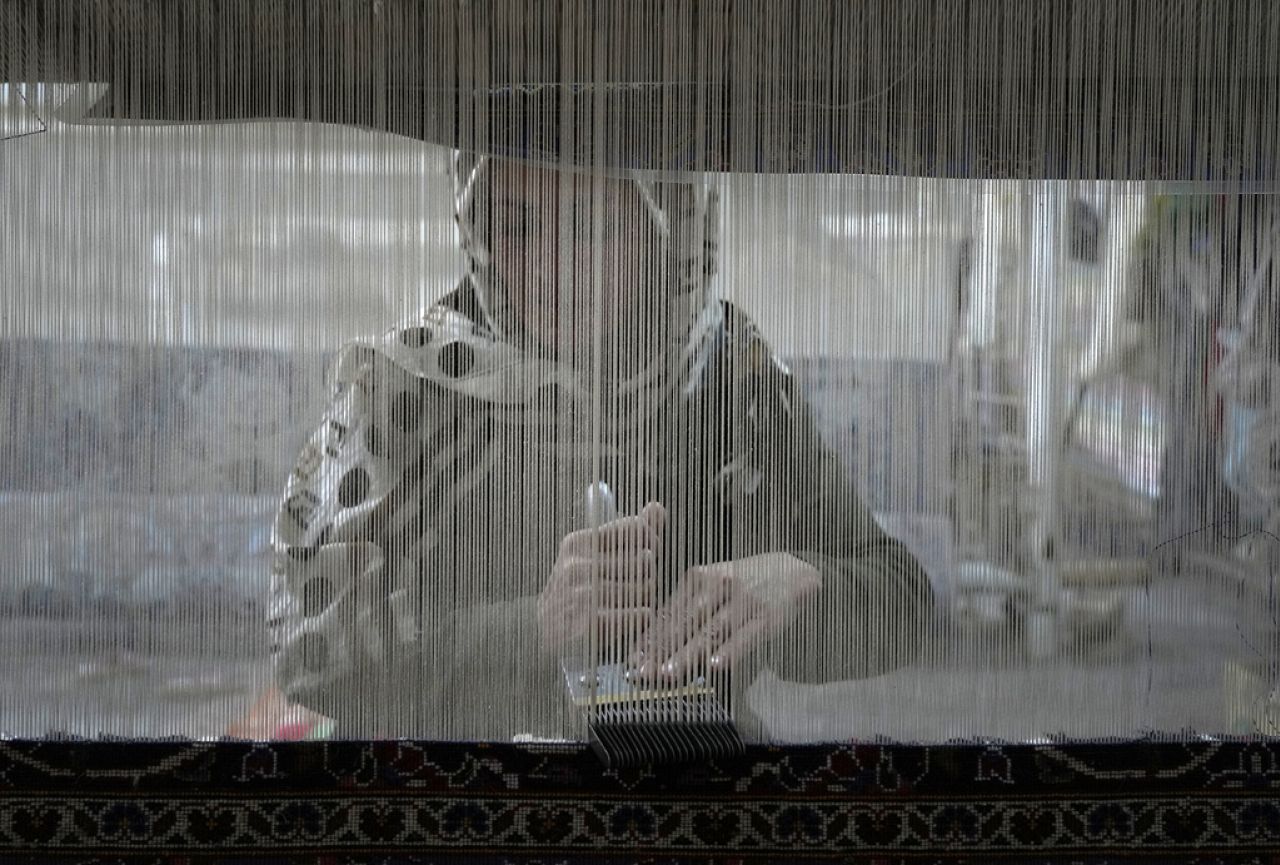 Une Iranienne tisse un tapis dans un atelier de la ville de Kashan, à environ 245 km au sud de la capitale Téhéran, en Iran, le mardi 30 avril 2024.