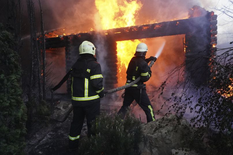 Les pompiers ont éteint un incendie après qu'une maison ait été touchée par des bombardements russes à Kharkiv, en Ukraine, le samedi 4 mai 2024.