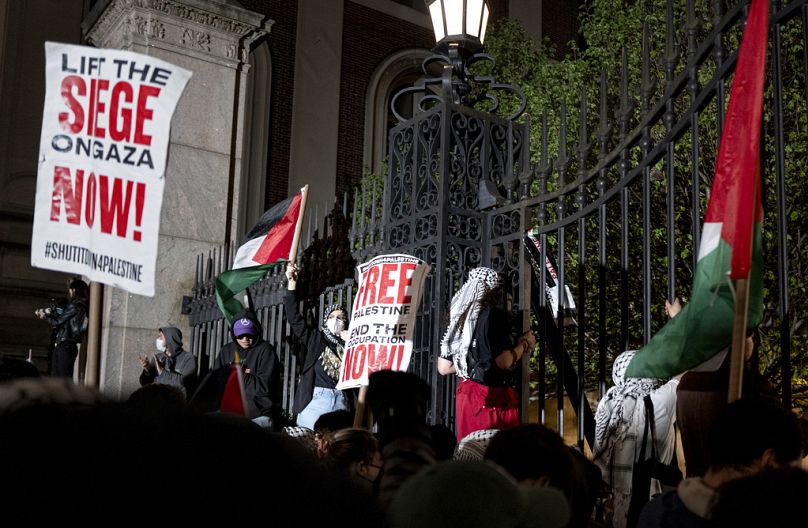 Des manifestants pro-palestiniens se rassemblent près d'une porte principale de l'université de Columbia à New York, le mardi 30 avril 2024.