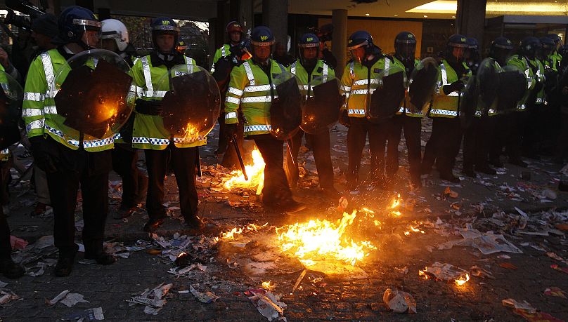 La police a éteint les incendies déclenchés par des manifestants devant l'entrée de la tour Millbank, abritant le siège du Parti conservateur, lors d'une manifestation à Londres.