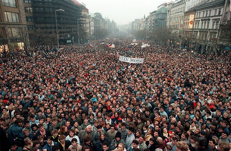 Environ 200 000 personnes se rassemblent sur la place Venceslas à Prague, en Tchécoslovaquie, le 21 novembre 1989.