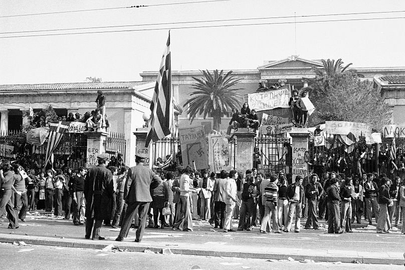 Des étudiants brandissant des drapeaux et des banderoles arborant des slogans anti-américains et anti-gouvernementaux sont montrés alors qu'ils occupaient l'Institut polytechnique du centre-ville d'Athènes le 15 novembre 1973.