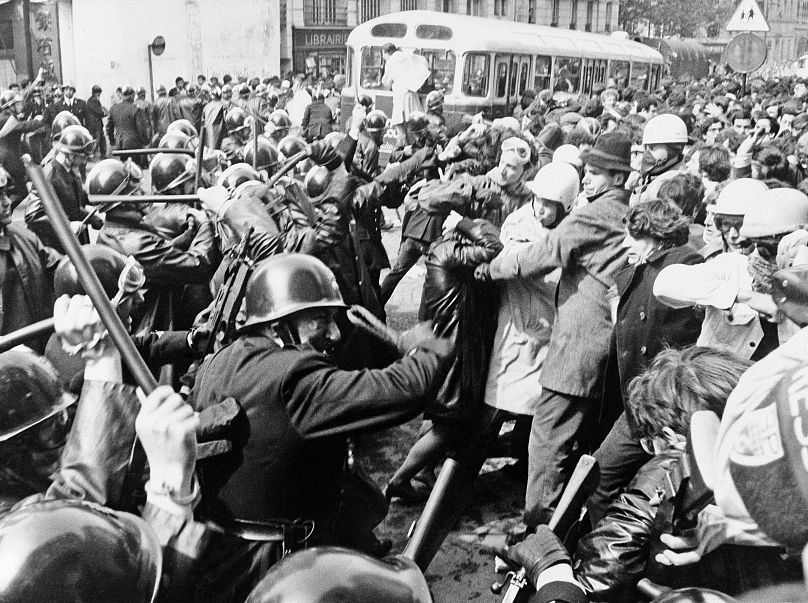 Affrontements entre étudiants et policiers à Paris avec des matraques levées, la police précipite les manifestants étudiants dans le quartier universitaire le 6 mai 1968.