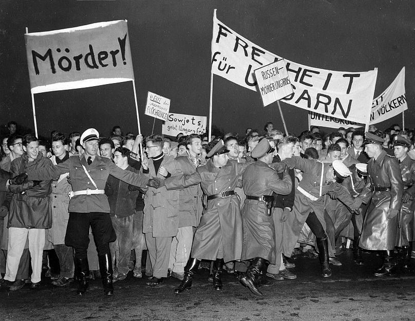 Environ 500 étudiants manifestent à Bonn, en Allemagne, le 6 novembre 1956, devant l'ambassade soviétique à Rolandseck, à proximité, contre les actions militaires soviétiques en Hongrie.