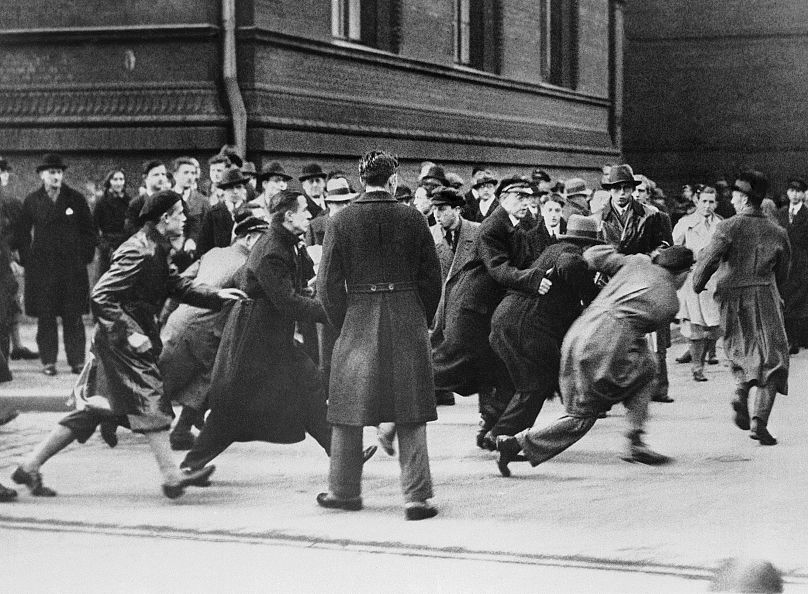 Affrontement entre étudiants républicains et nazis devant l'université de Berlin dans la capitale allemande, le 10 février 1933, faisant de nombreux blessés parmi les factions opposées.