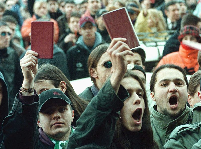 Les étudiants détiennent des bulletins lors d'une manifestation dans le centre de Belgrade, le lundi 3 février 1997, des milliers d'étudiants ont marché dans les rues de Belgrade