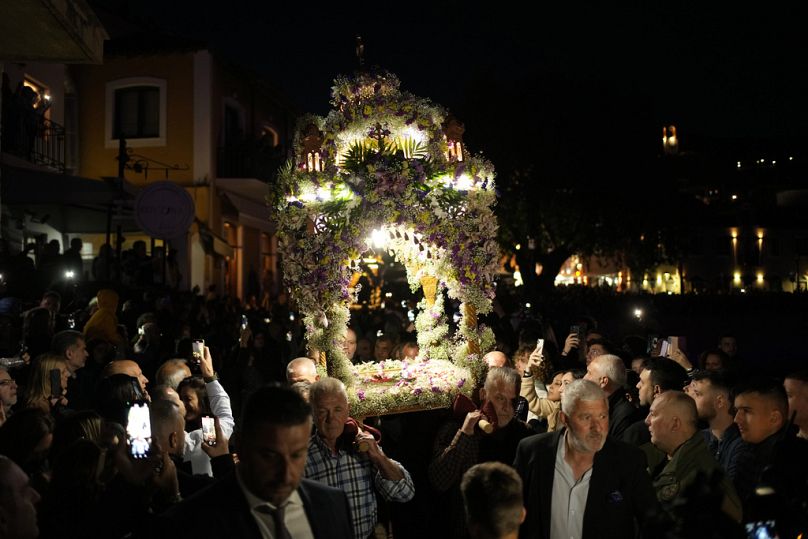 Les processions solennelles en Grèce, avec les bières fleuries suivies par le clergé et les fidèles, sont souvent spectaculaires.