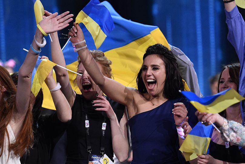 L'Ukrainienne Jamala célèbre sa victoire avec sa chanson 