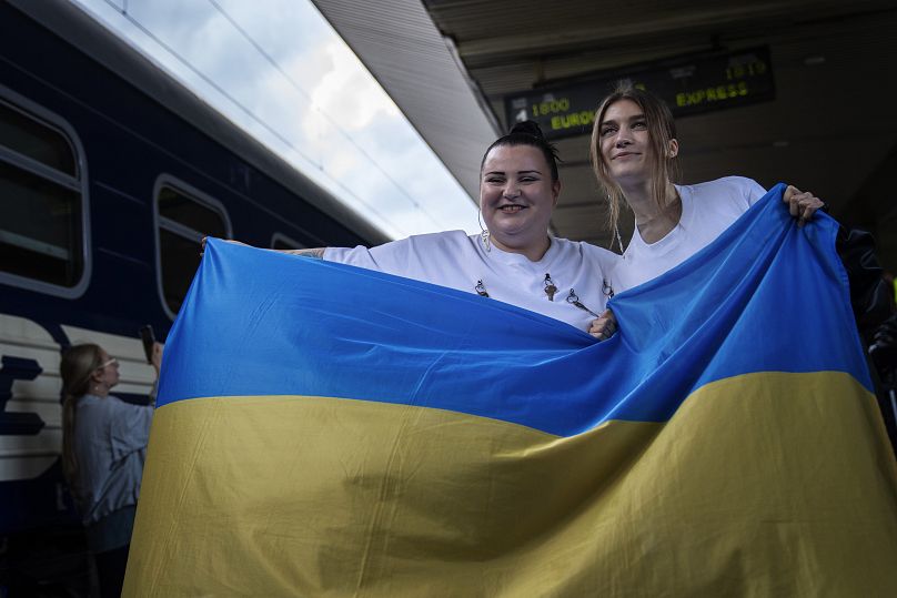 La rappeuse ukrainienne Alyona Alyona, à gauche, et le chanteur Jerry Heil, posent avant de quitter Kiev pour Malmö