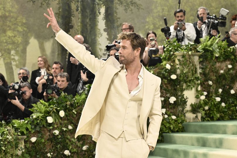 Chris Hemsworth assiste au Met Gala célébrant l'ouverture du