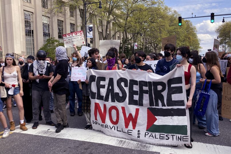 Des manifestants pro-palestiniens se tiennent sur Massachusetts Avenue, près d'un campement d'étudiants sur le campus du MIT, à Cambridge, Massachusetts, mai 2024.