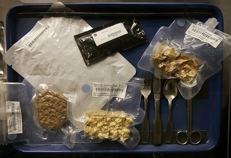 Un exemple de repas d'astronautes est présenté dans une vitrine au NASA Food Technology Commercial Space Center, le mardi 7 juin 2005, à l'Iowa State University.