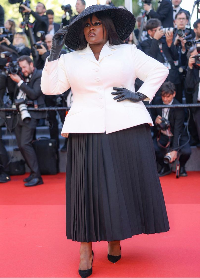 Yseult pose pour les photographes à son arrivée à l'avant-première du film