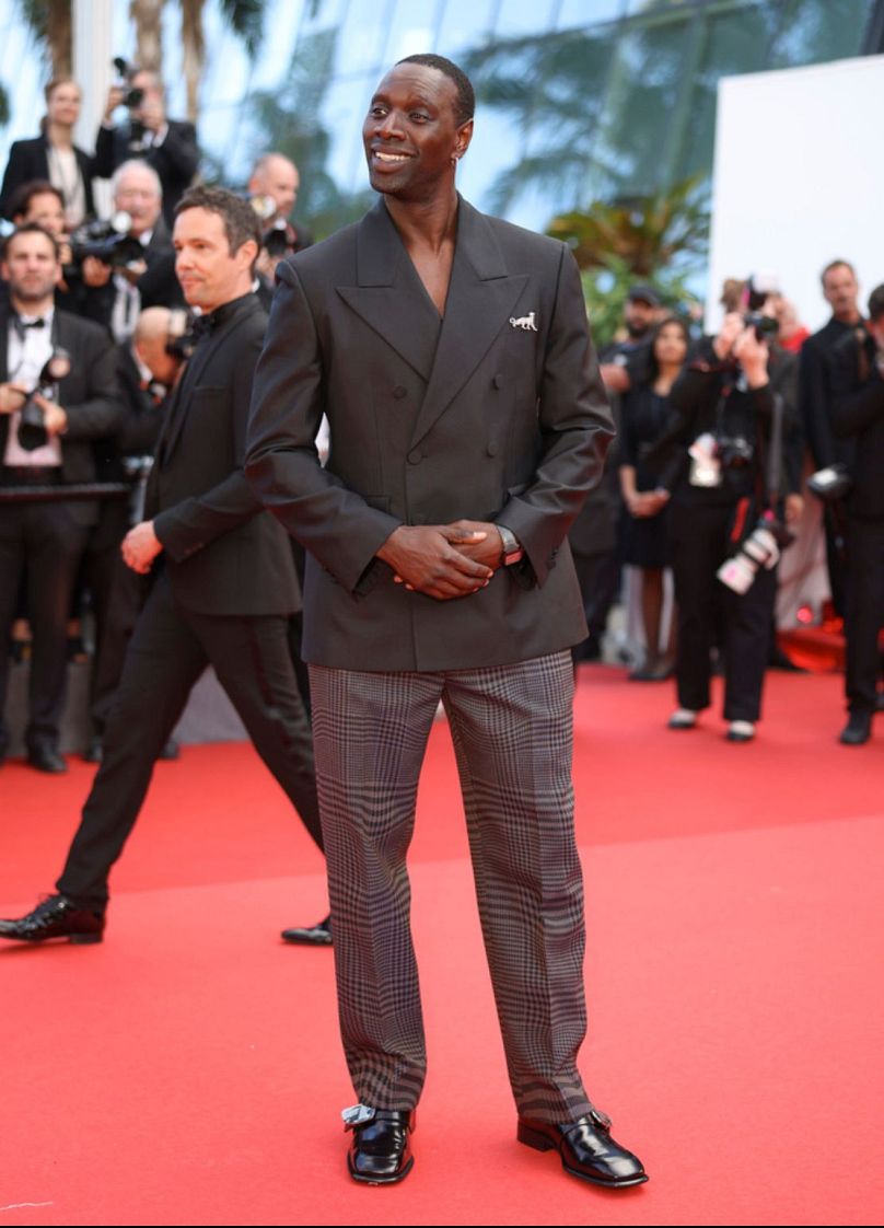 Omar Sy pose pour les photographes à son arrivée à la première du film