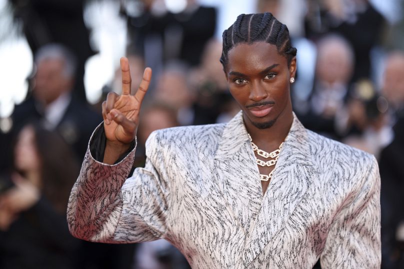 Alton Mason pose pour les photographes à son arrivée à la première du film