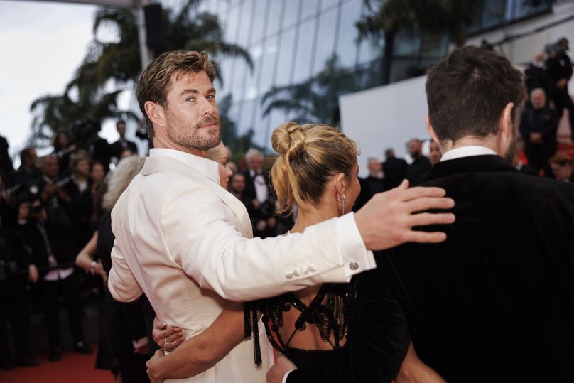 Chris Hemsworth pose pour les photographes à son arrivée à la première du film
