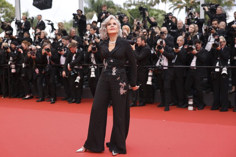 Jane Fonda pose pour les photographes à son arrivée à la cérémonie de remise des prix et à la première du film