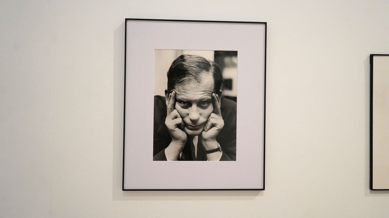 Une photo de Walter Gropius par Lucia Moholy exposée au musée Kunsthalle Praha.