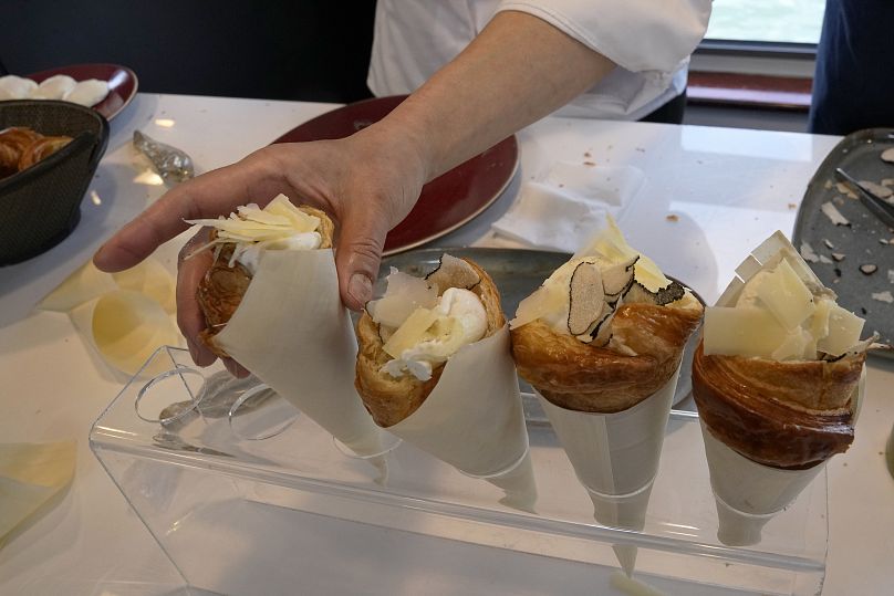 Croissants torsadés avec purée d'artichauts, œuf poché, truffe et fromage, créés par la chef française Amandine Chaignot, vus le 30 avril 2024