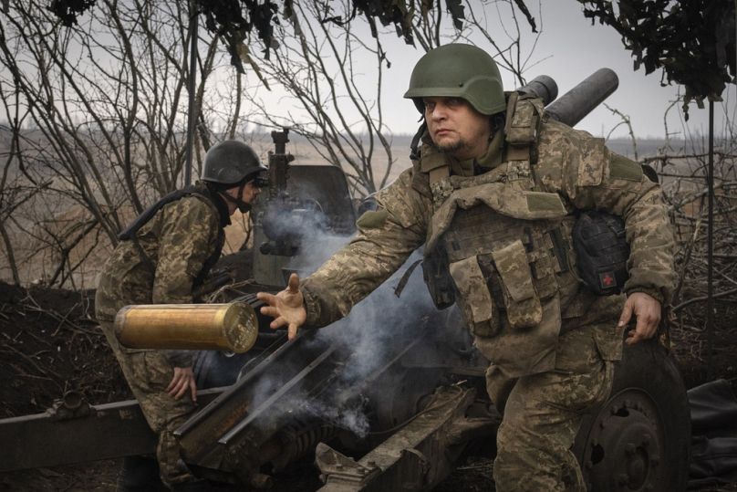 Des soldats ukrainiens de la 71e brigade Jaeger tirent un obusier M101 sur des positions russes sur la ligne de front, près d'Avdiivka, dans la région ukrainienne de Donetsk, le 22 mars 2024.
