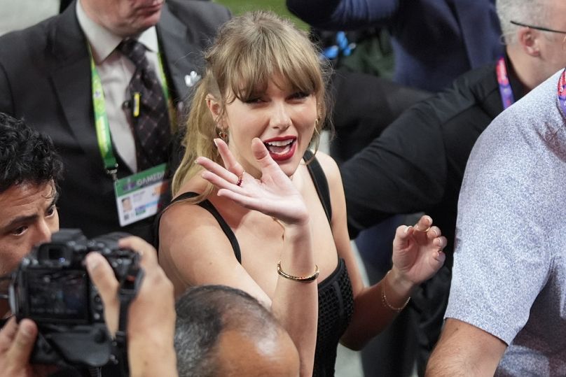 Taylor Swift se déplace sur le terrain après le match de football NFL Super Bowl 58 entre les 49ers de San Francisco et les Chiefs de Kansas City, le 11 février 2024.