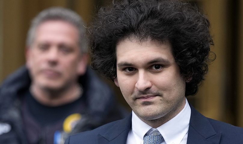 Le fondateur et PDG de FTX, Sam Bankman-Fried, quitte le tribunal.