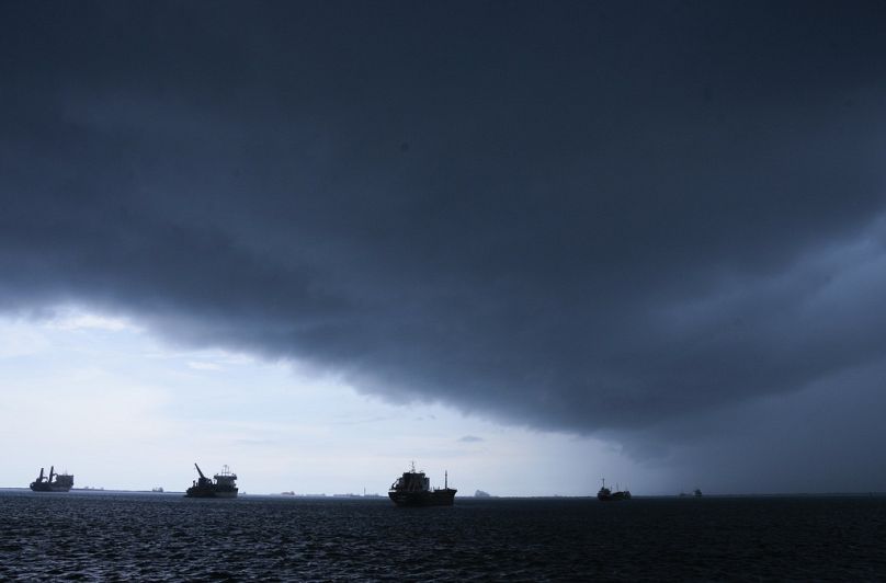 Les nuages ​​orageux s'accumulent au-dessus de la tête des cargos qui attendent de traverser le canal de Panama.