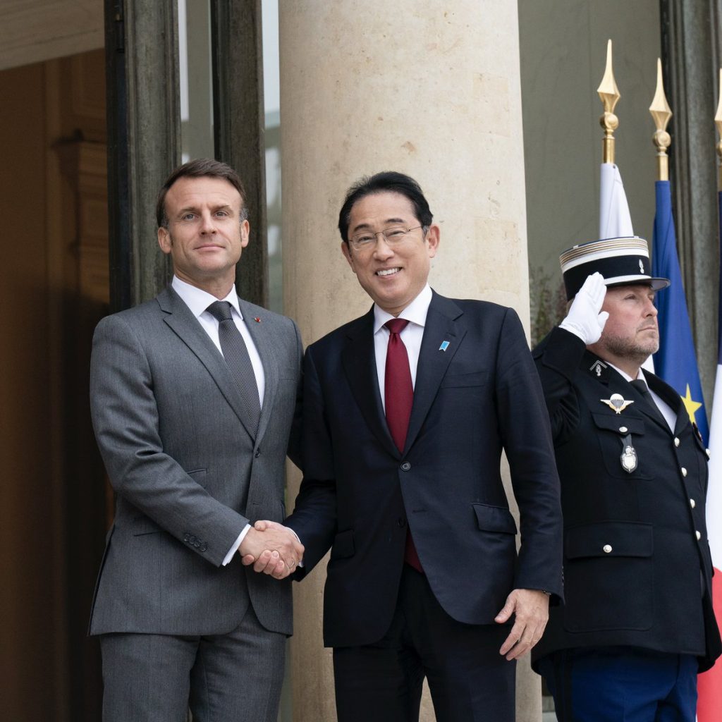 En matière stratégique et de défense, dans le domaine économique et industriel, dans l'Indopacifique, le Japon et la France renforcent leur coopération. Cher Fumio, cette coopération témoigne d'une confiance mutuelle entre nos deux pays, je vous en remercie.