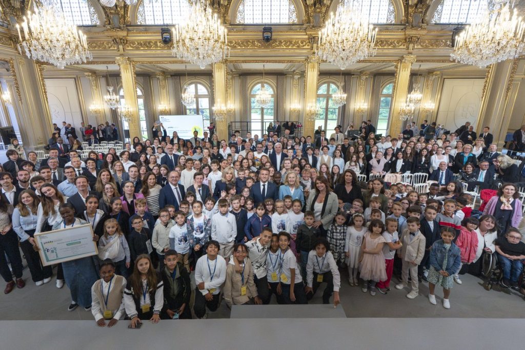 Félicitations aux lauréats du Prix « Non au harcèlement ». Vous pouvez être très fiers de votre engagement. Avec Brigitte, avec les référents formés dans vos établissements, vos enseignants et les services de l’Éducation nationale, nous continuerons de nous battre à vos côtés.