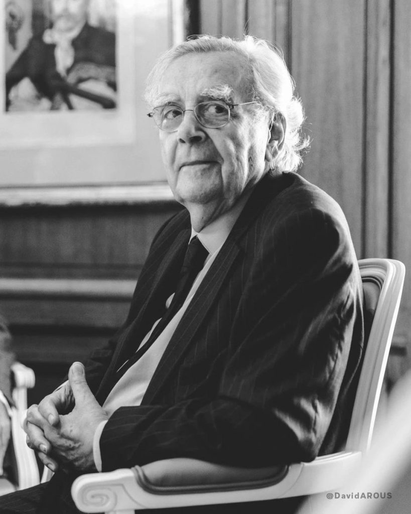 Apprendre à écrire avec ses Dictées, à découvrir livres et auteurs avec Apostrophes, à vivre avec l’esprit français, de conversation, de curiosité, de gourmandise. Bernard Pivot restera ce passeur, populaire et exigeant, cher au cœur des Français. Mes pensées à ses proches.