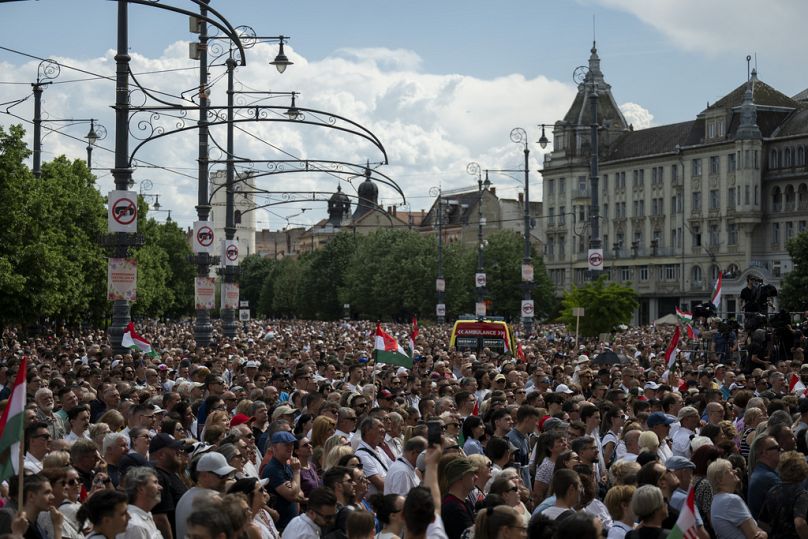 Des gens écoutent le discours de Péter Magyar lors d'un rassemblement électoral dans la ville rurale de Debrecen, en Hongrie, le dimanche 5 mai 2024.