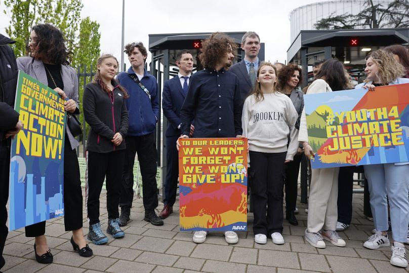 La militante suédoise pour le climat Greta Thunberg, deuxième à gauche, rejoint des jeunes portugais lors d'une manifestation devant la Cour européenne des droits de l'homme à Strasbourg, le 9 avril 2024.