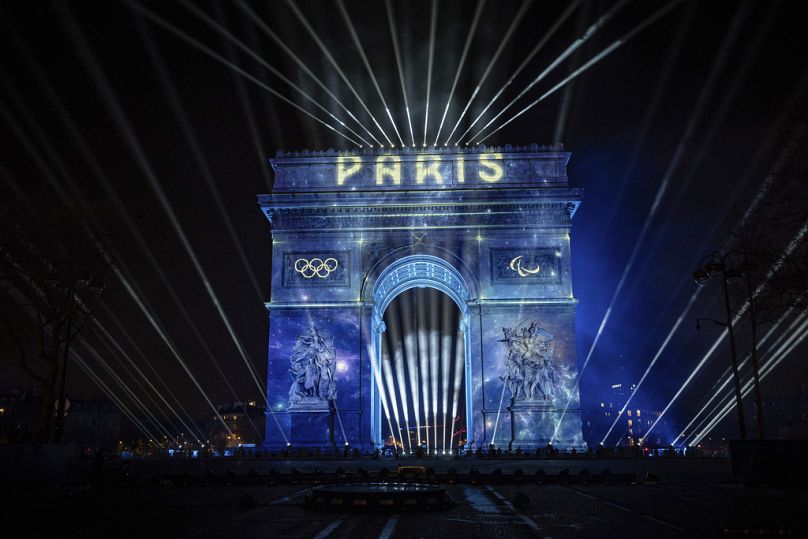 Un spectacle de lumière est projeté sur l'Arc de Triomphe lors des célébrations du Nouvel An sur les Champs Elysées à Paris, janvier 2024