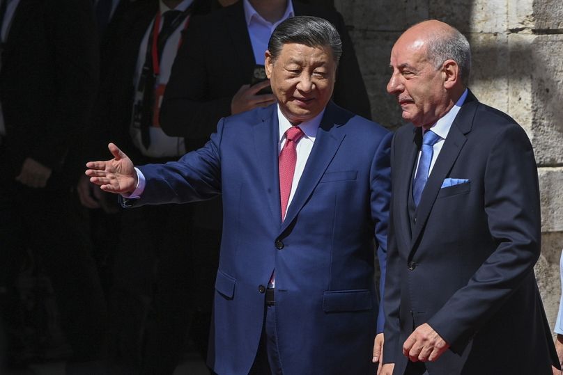 Le président hongrois Tamas Sulyok reçoit le président chinois Xi Jinping avec les honneurs militaires dans la Cour du Lion du château de Buda à Budapest, mai 2024