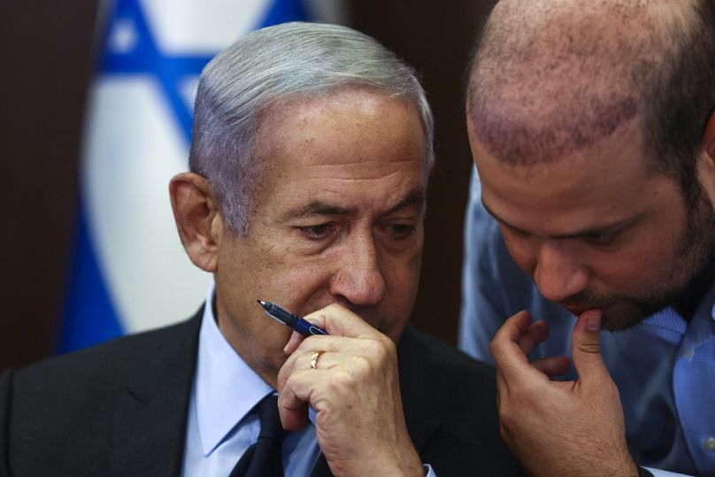 Le Premier ministre israélien Benjamin Netanyahu, à gauche, s'entretient avec un conseiller alors qu'il convoque une réunion du cabinet au bureau du Premier ministre à Jérusalem, en mai 2023.