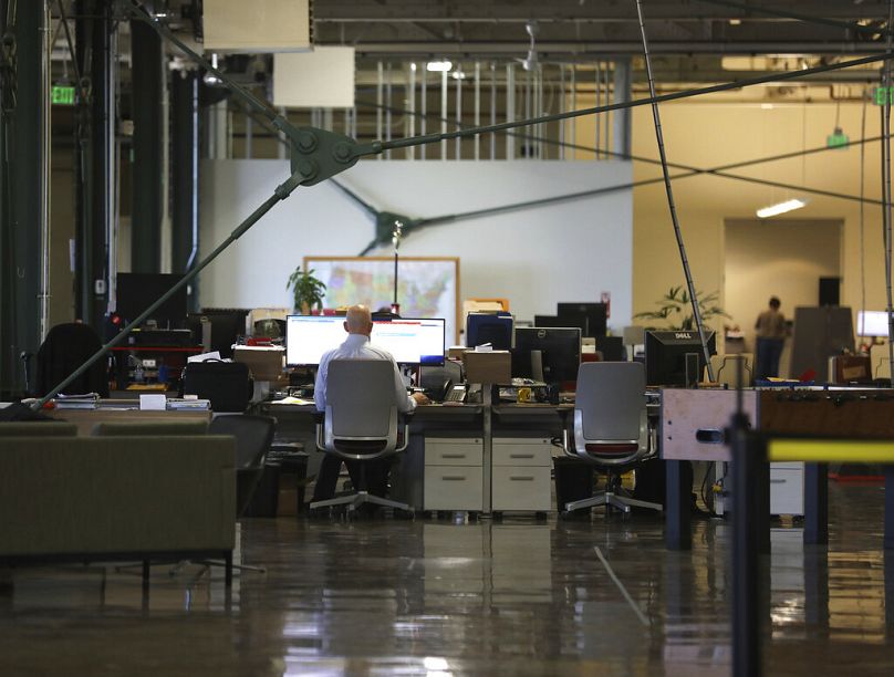 Vue d'un bureau montrant les bureaux avec le personnel de la chaîne d'approvisionnement, de l'ingénierie de fabrication et des questions et réponses à Richmond, Californie, juin 2018