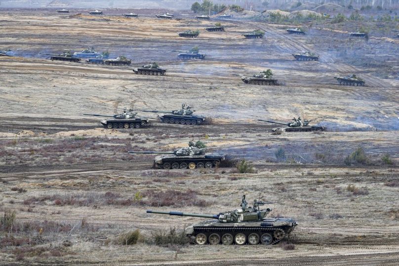 DOSSIER - Des chars se déplacent lors des exercices militaires Union Courage-2022 Russie-Biélorussie sur le terrain d'entraînement d'Obuz-Lesnovsky en Biélorussie, le 19 février 2022.