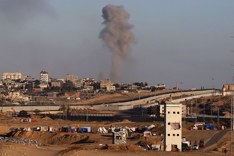 De la fumée s'élève à la suite d'une frappe aérienne israélienne sur des bâtiments proches du mur de séparation entre l'Égypte et Rafah, le 6 mai 2024.