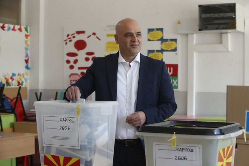 Dimitar Kovacevski, le chef du parti social-démocrate (SDSM) au pouvoir, vote dans un bureau de vote à Skopje, en Macédoine du Nord, le mercredi 8 mai 2024.
