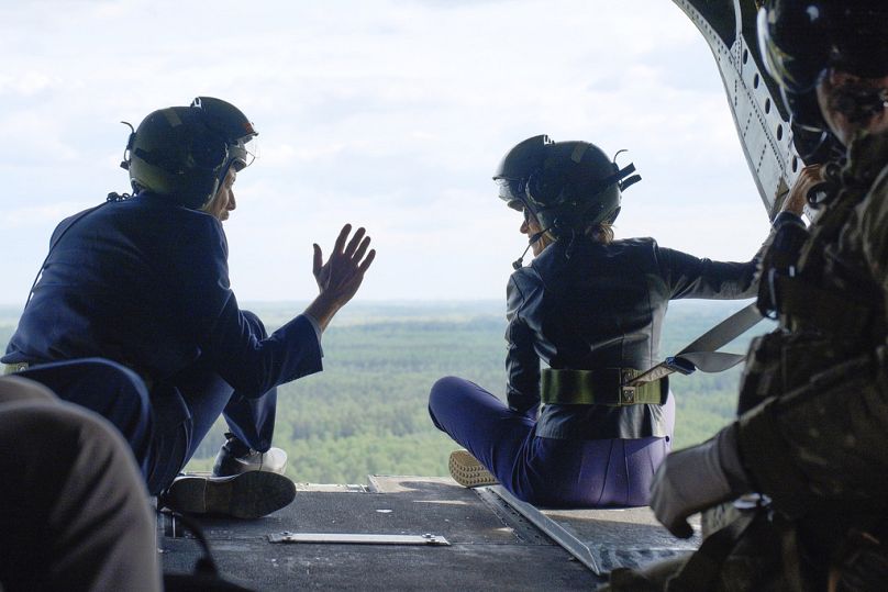 Le Premier ministre estonien Kaja Kallas et l'ambassadeur britannique en Estonie Ross Allen, à gauche, reviennent ensemble des exercices de l'OTAN dans le sud de l'Estonie, le mercredi 15 mai 2024.