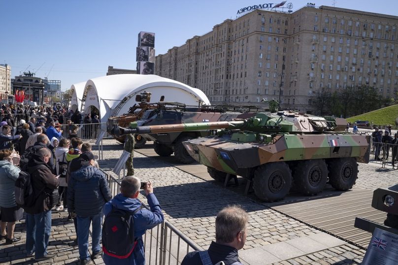 Des visiteurs admirent un véhicule blindé AMX-10RC de fabrication française lors d'une exposition d'équipements militaires occidentaux capturés aux forces de Kiev, à Moscou, le vendredi 3 mai 2024.