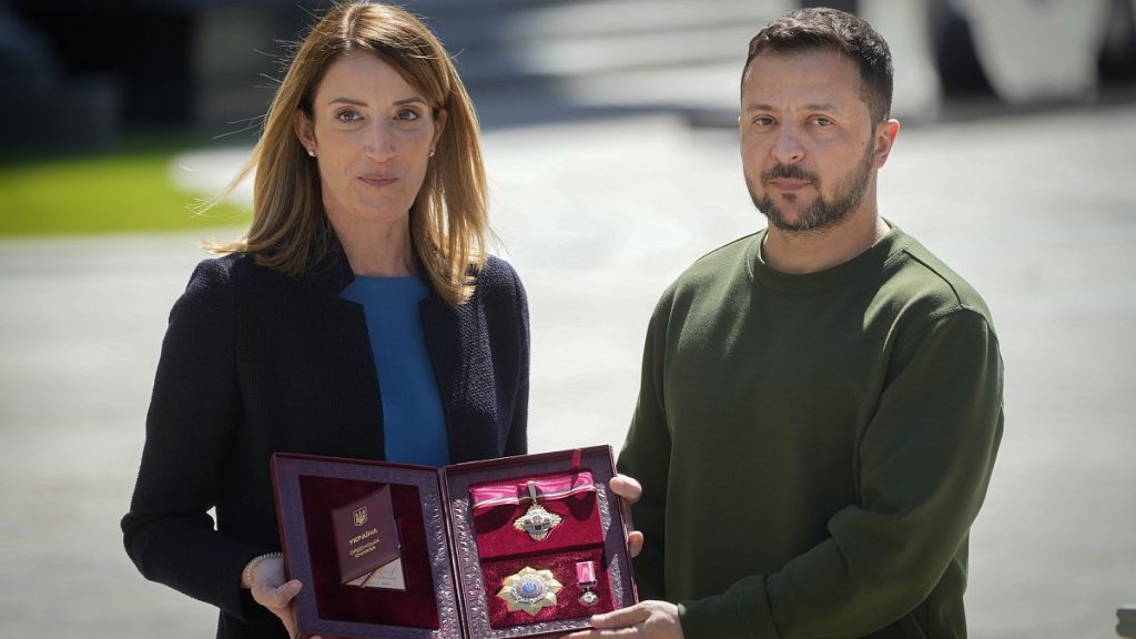 Ukrainian president hands the Ukrainian state award to European Parliament President Roberta Metsola