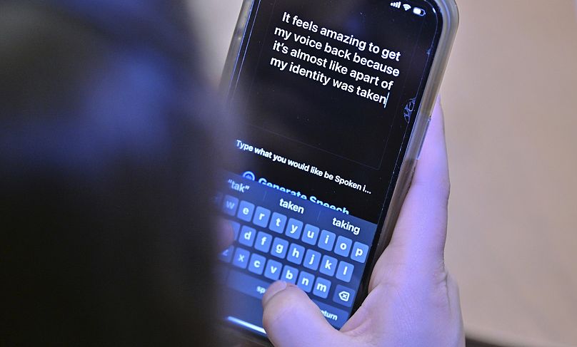 Alexis Bogan tape une réponse à la question d'un journaliste avec une application qui se rapproche de sa voix perdue.