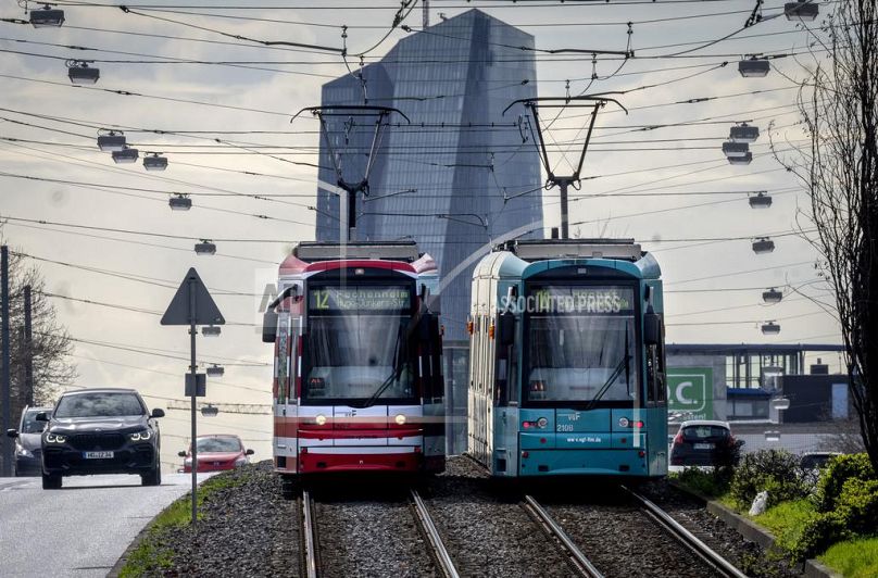 Des tramways sont photographiés près de la Banque centrale européenne à Francfort, en Allemagne.