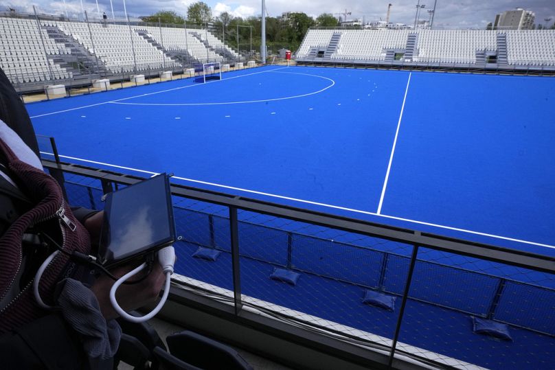 Un expert en cybersécurité tient une tablette au stade Yves du Manoir, vendredi 3 mai 2024 à Colombes, près de Paris.
