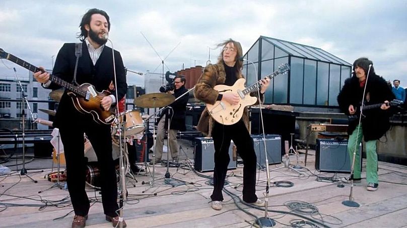 Les Beatles se produisent sur le toit du siège d'Apple Corps, le 30 janvier 1969.